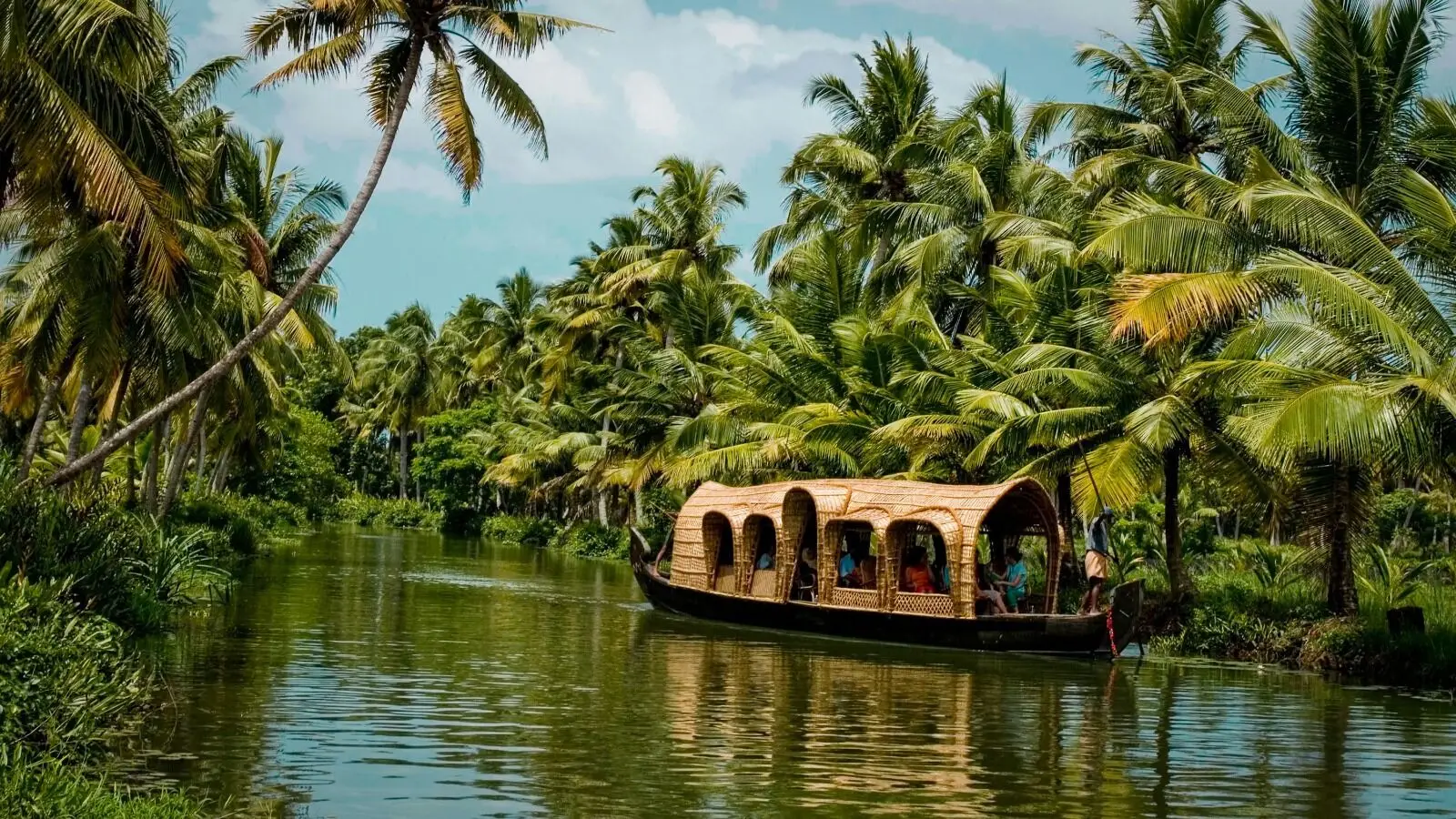 Kerala Backwaters – A Tranquil Escape into Nature’s Serenity