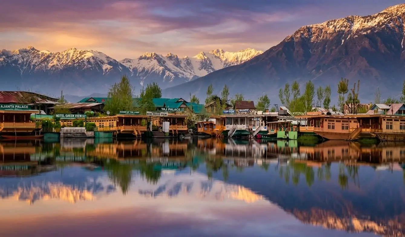 Kashmir houseboat stay Dal Lake featuring traditional wooden houseboats, colourful Shikaras and scenic Himalayan mountain views in Srinagar.